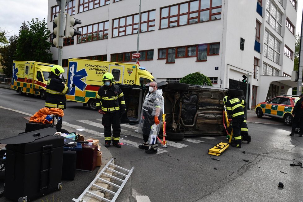 V Evropské ulici v Praze 6 došlo k nehodě dvou automobilů. Jeden z nich zůstal na boku.