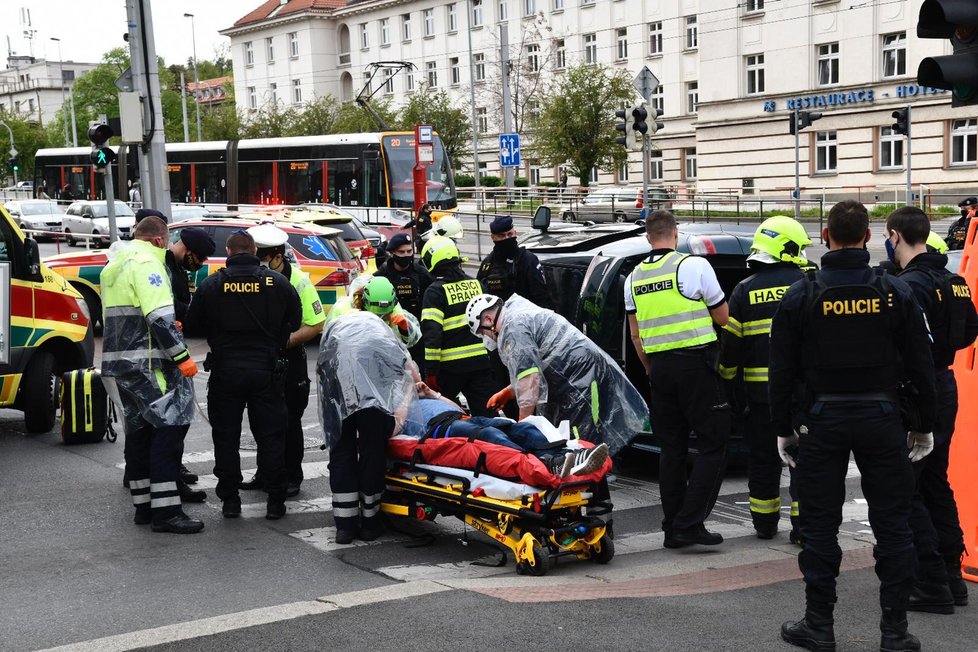 V Evropské ulici v Praze 6 došlo k nehodě dvou automobilů. Jeden z nich zůstal na boku.