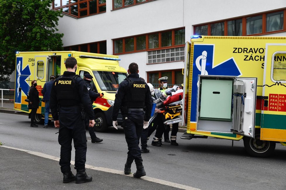 V Evropské ulici v Praze 6 došlo k nehodě dvou automobilů. Jeden z nich zůstal na boku.