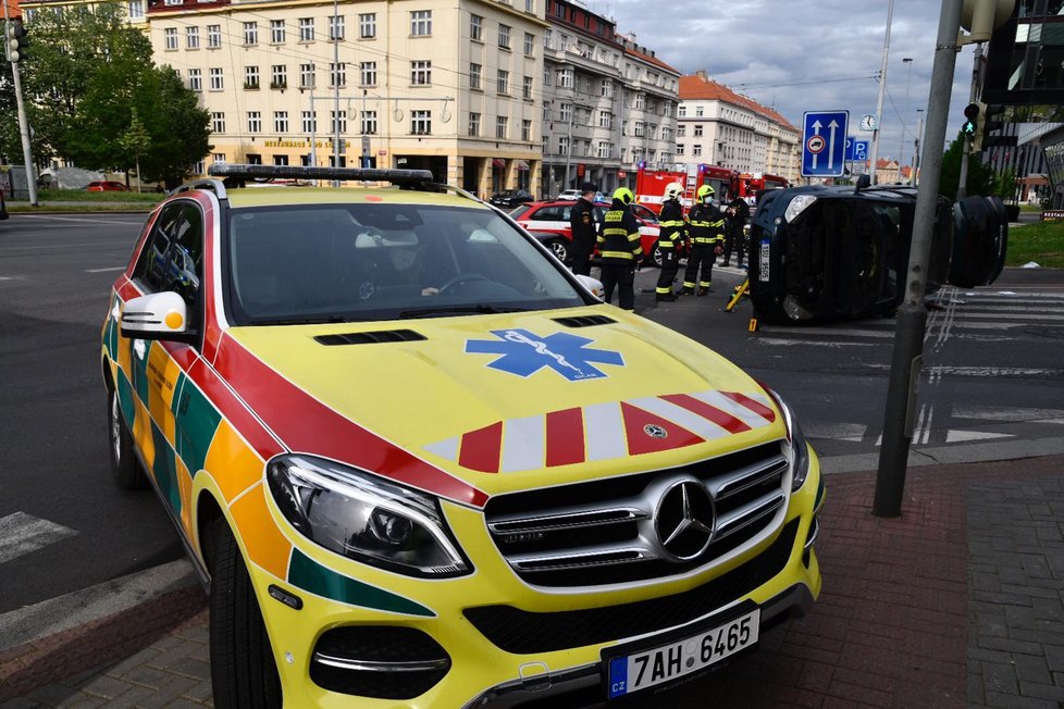 V Evropské ulici v Praze 6 došlo k nehodě dvou automobilů. Jeden z nich zůstal na boku.