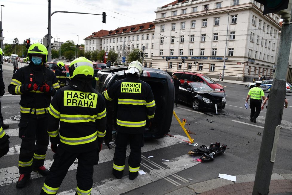 V Evropské ulici v Praze 6 došlo k nehodě dvou automobilů. Jeden z nich zůstal na boku.