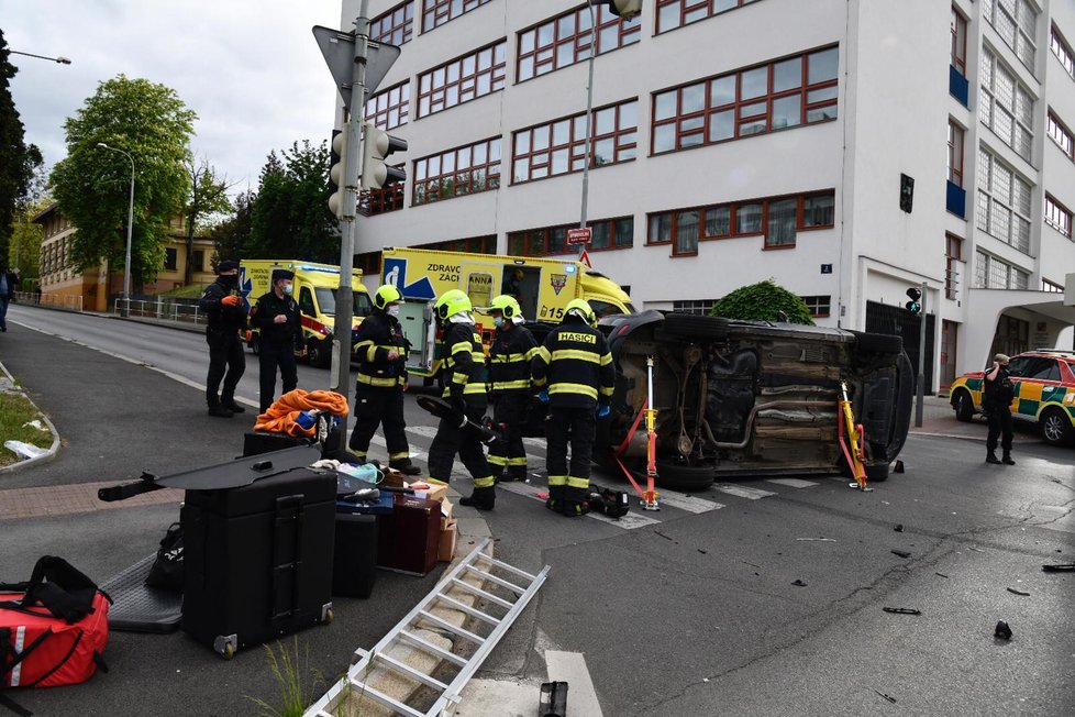 V Evropské ulici v Praze 6 došlo k nehodě dvou automobilů. Jeden z nich zůstal na boku.