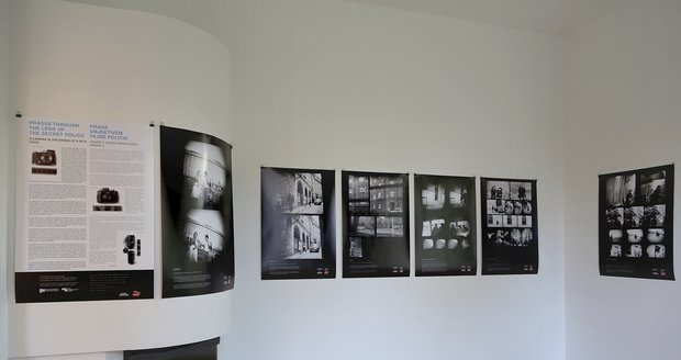 Výstava fotografií tajné policie ve vile Památníku národního písemnictví.