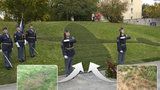 Fajtlův travnatý pomník za 900 tisíc uschl. Praha 6 na něj 9 měsíců kašlala, říká autor. Proč se o trávu nikdo nestaral?