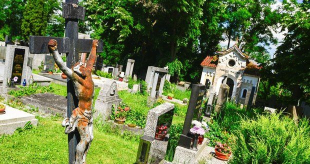 Radnice v Nebušicích průběžně opravuje a revitalizuje místní hřbitov (ilustrační foto).