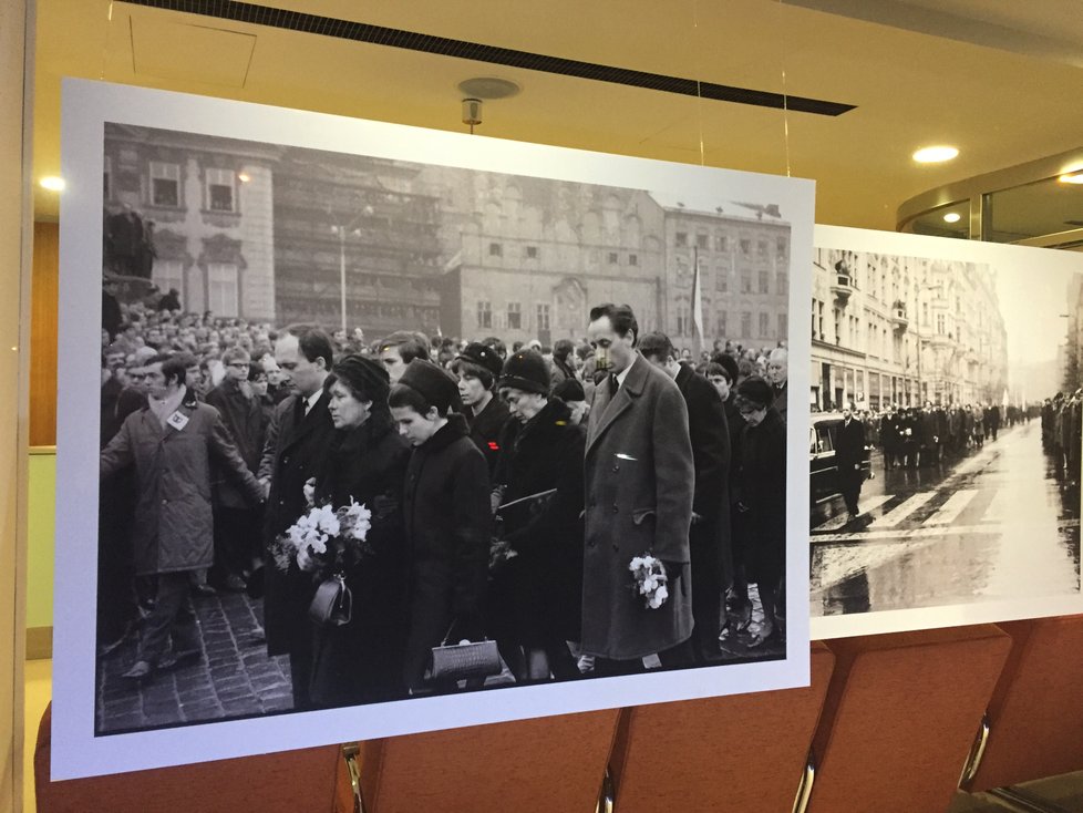 Do ulic Prahy vyšly tisíce lidí ve smutečním průvodu za Jana Palacha.