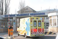 V pražské ÚVN podávají alternativní lék na koronavirus: Osm lidí již vyléčil