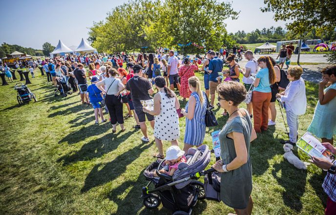 Milovníci dobrého jídla a pití by neměli chybět na 10. ročníku F.O.O.D. pikniku v parku Ladronka. Můžete si pochutnat na dobrotách domácích i cizokrajných, sladkém a slaném. Milovníci dobrého jídla a pití by neměli chybět na 10. ročníku F.O.O.D. pikniku v parku Ladronka. Můžete si pochutnat na dobrotách domácích i cizokrajných, sladkém a slaném.