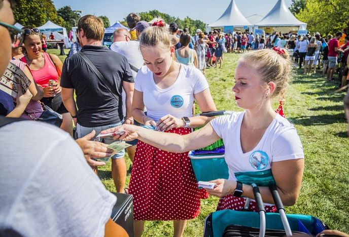 Milovníci dobrého jídla a pití by neměli chybět na 10. ročníku F.O.O.D. pikniku v parku Ladronka. Můžete si pochutnat na dobrotách domácích i cizokrajných, sladkém a slaném. Milovníci dobrého jídla a pití by neměli chybět na 10. ročníku F.O.O.D. pikniku v parku Ladronka. Můžete si pochutnat na dobrotách domácích i cizokrajných, sladkém a slaném.