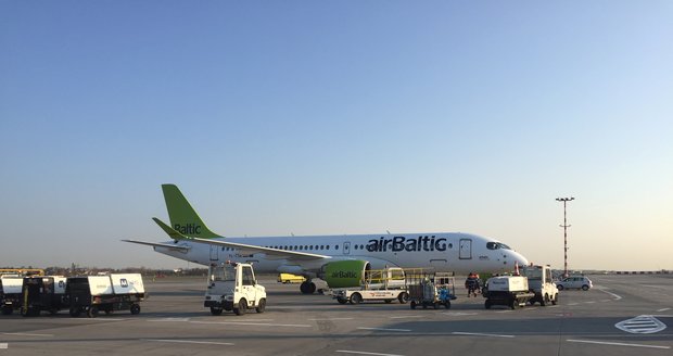 Do Prahy začal létat tichý Airbus A220-300. Pasažéři si užijí větší okna a širší sedačky s polohovatelným opěradlem.