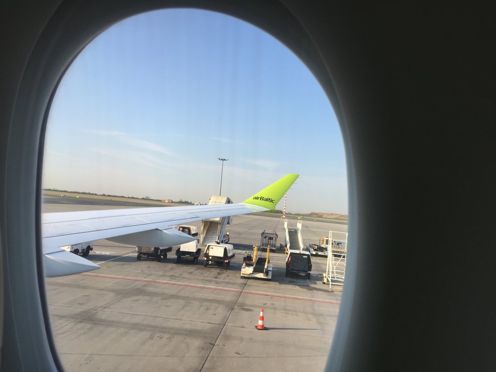 Do Prahy začal létat tichý Airbus A220-300. Pasažéři si užijí větší okna a širší sedačky s polohovatelným opěradlem.