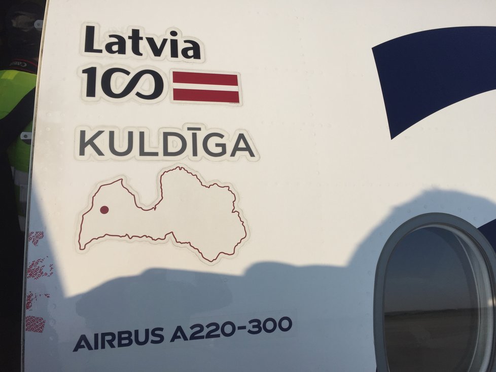 Do Prahy začal létat tichý Airbus A220-300. Pasažéři si užijí větší okna a širší sedačky s polohovatelným opěradlem.