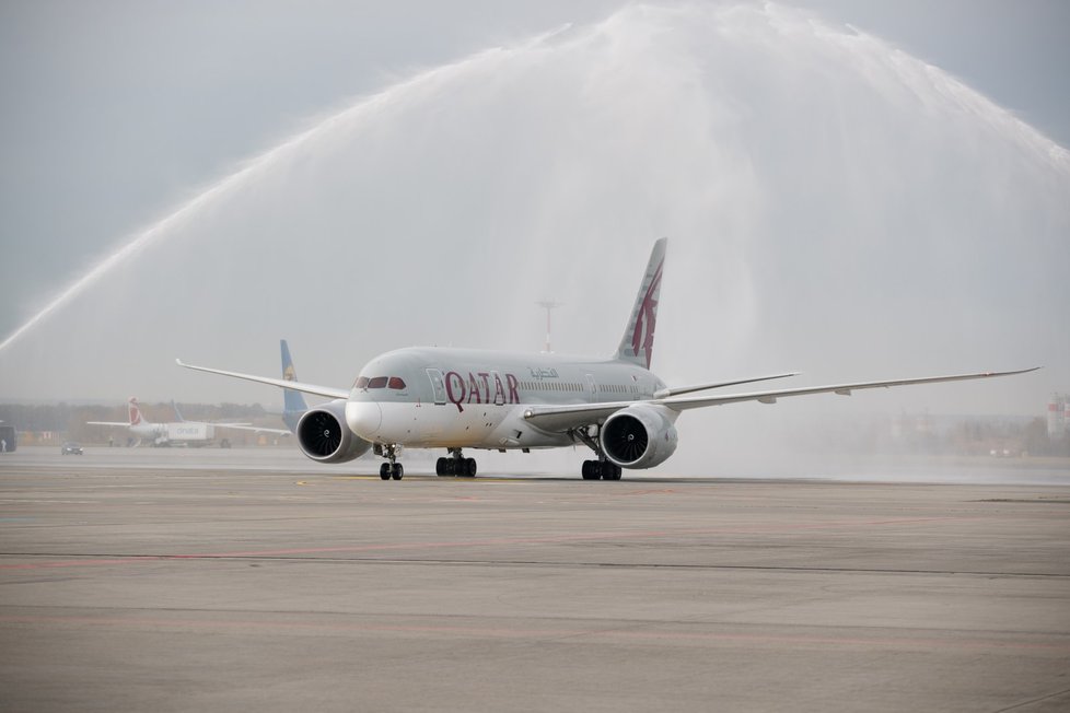 Na pražském letišti přistálo nejmodernější dopravní letadlo Boeing 787 Dreamliner.