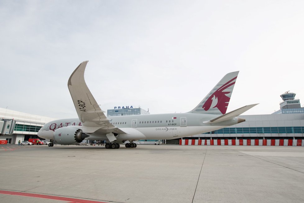 Na pražském letišti přistálo nejmodernější dopravní letadlo Boeing 787 Dreamliner.
