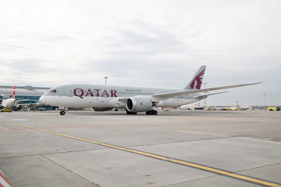 Na pražském letišti přistálo nejmodernější dopravní letadlo Boeing 787 Dreamliner.