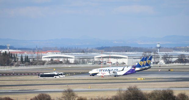 Koronavirus okleštil leteckou dopravu: Z pražského letiště se v zimě bude létat „jen“ do 92 destinací