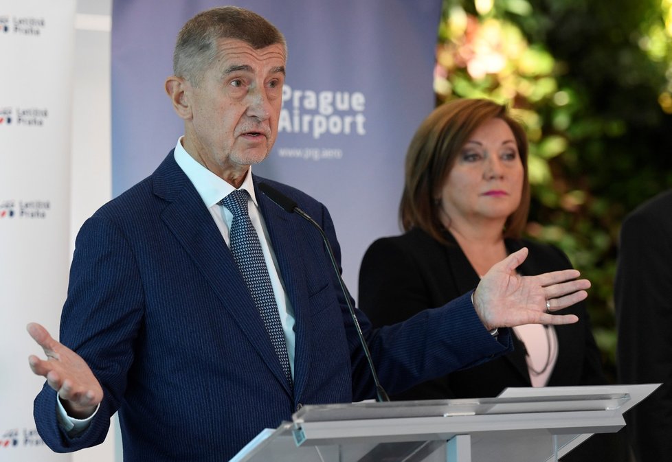 Premiér Andrej Babiš a ministryně financí Alena Schillerová vystoupili 13. listopadu 2019 na Letišti Václava Havla v Praze na tiskové konferenci k budoucímu rozvoji letiště.
