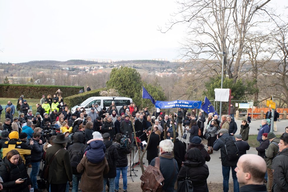 V Praze bylo přejmenováno náměstí u ruské ambasády na náměstí Borise Němcova.