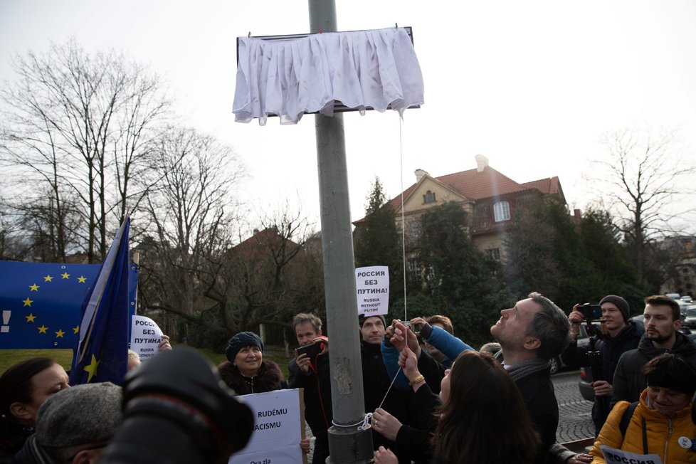 V Praze bylo přejmenováno náměstí u ruské ambasády na náměstí Borise Němcova.