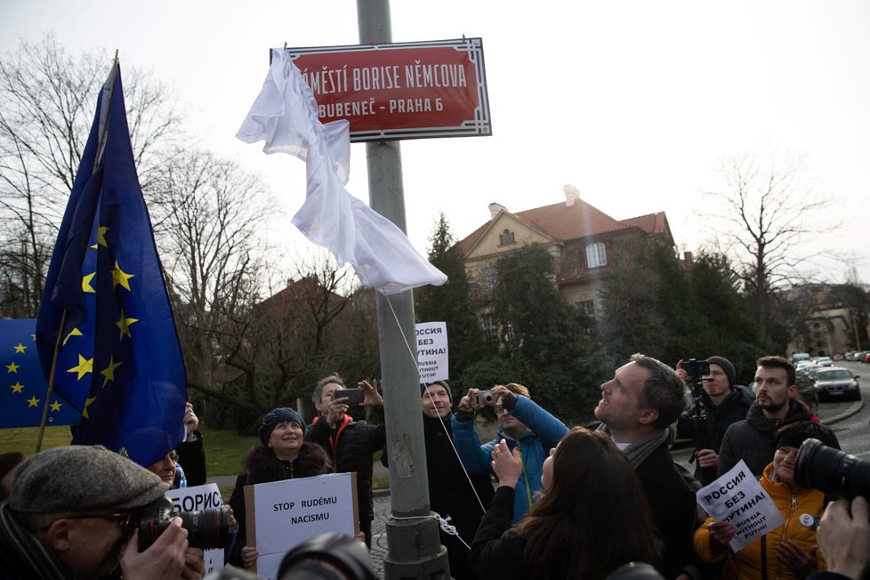 V Praze bylo přejmenováno náměstí u ruské ambasády na náměstí Borise Němcova.