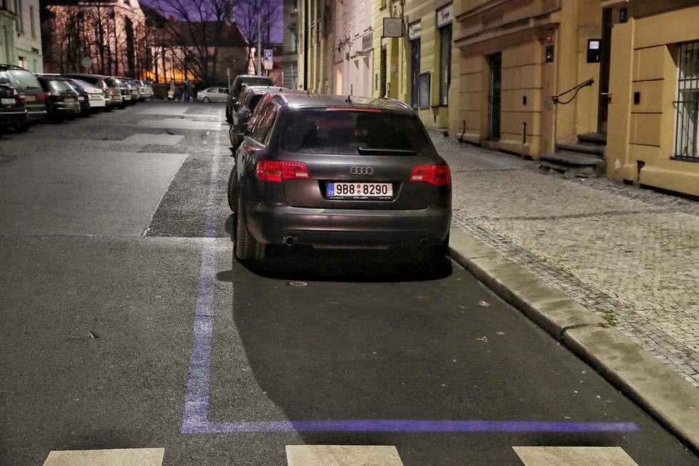 Praha 4 kritizuje systém zón placeného stání, magistrát ho obhajuje.