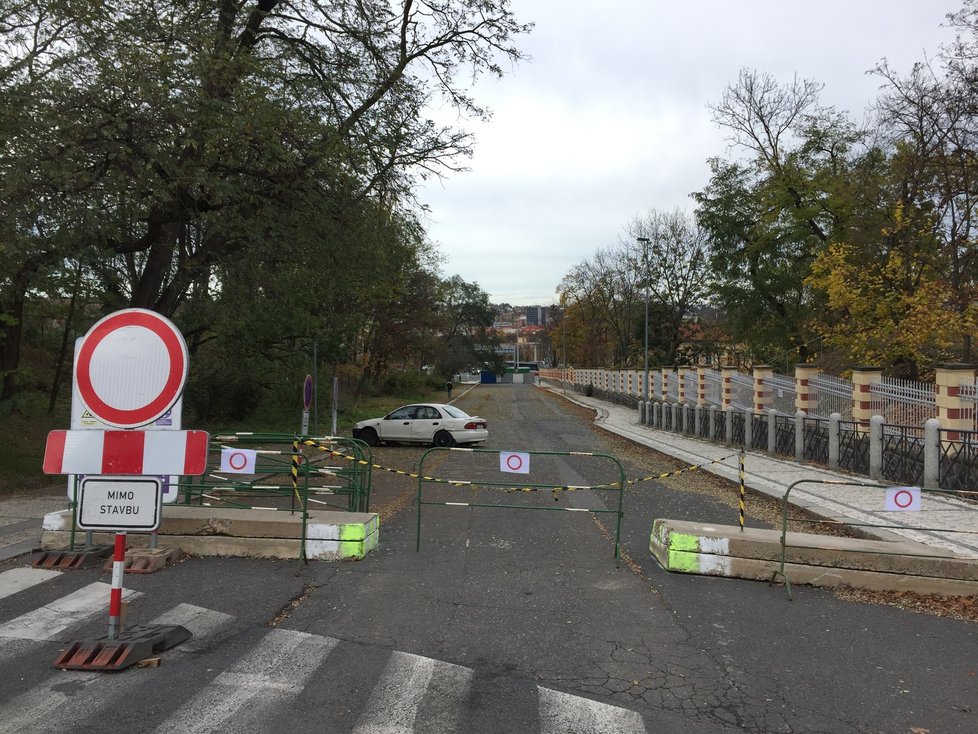 Ulice sloužila během výstavby tunelu Blanka jako parkoviště.