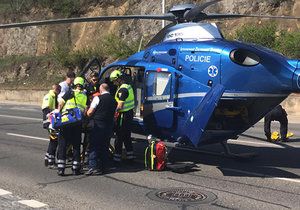 Senior nezvládl jízdu na tříkolce a boural. Přiletěl pro něj vrtulník a převezl ho do nemocnice.