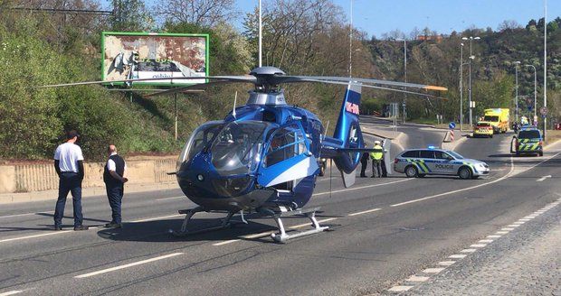 V Podbabě došlo k ošklivé dopravní nehodě. Pro zraněného přiletěl dokonce vrtulník.