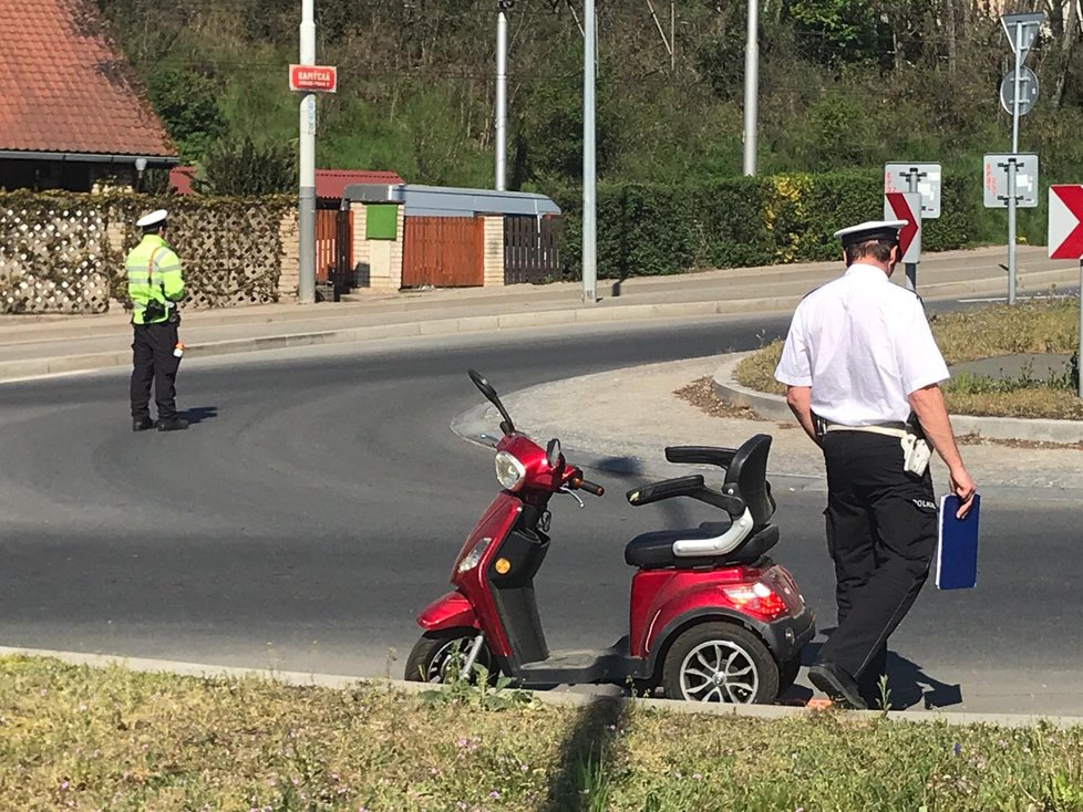 V Podbabě došlo k ošklivé dopravní nehodě. Pro zraněného přiletěl dokonce vrtulník.