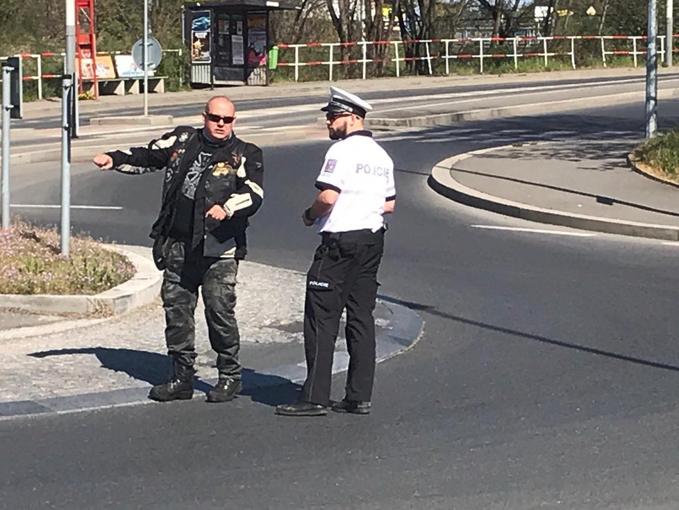 V Podbabě došlo k ošklivé dopravní nehodě. Pro zraněného přiletěl dokonce vrtulník.