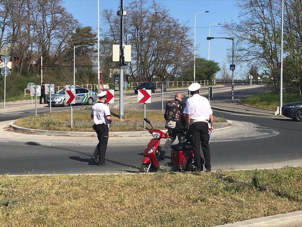 V Podbabě došlo k ošklivé dopravní nehodě. Pro zraněného přiletěl dokonce vrtulník.