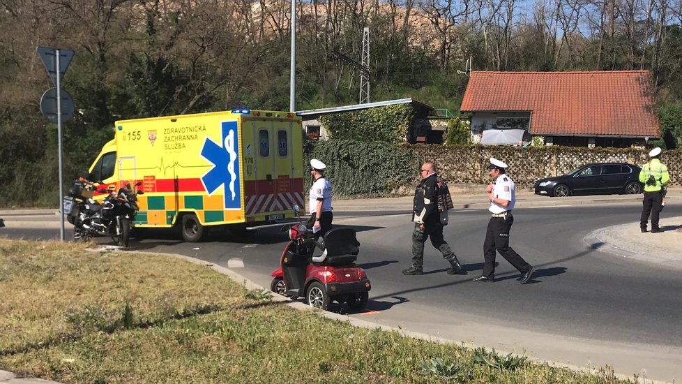 V Podbabě došlo k ošklivé dopravní nehodě. Pro zraněného přiletěl dokonce vrtulník.