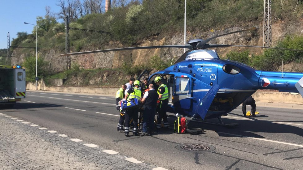 Senior nezvládl jízdu na tříkolce a boural. Přiletěl pro něj vrtulník a převezl ho do nemocnice.