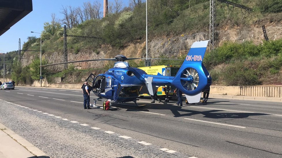 Senior nezvládl jízdu na tříkolce a boural. Přiletěl pro něj vrtulník a převezl ho do nemocnice.