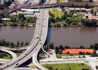 Most Barikádníků má kulatiny: Motoristům slouží už čtyři dekády