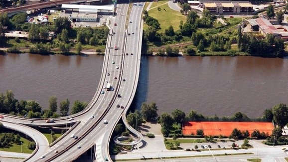 Most Barikádníků má kulatiny: Motoristům slouží už čtyři dekády