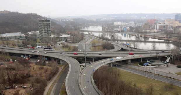 Radnice Prahy 6 navrhuje změnit dopravní situaci u mostu Barikádníků v Praze 8. Urychlilo by to výjezd aut z Prahy.