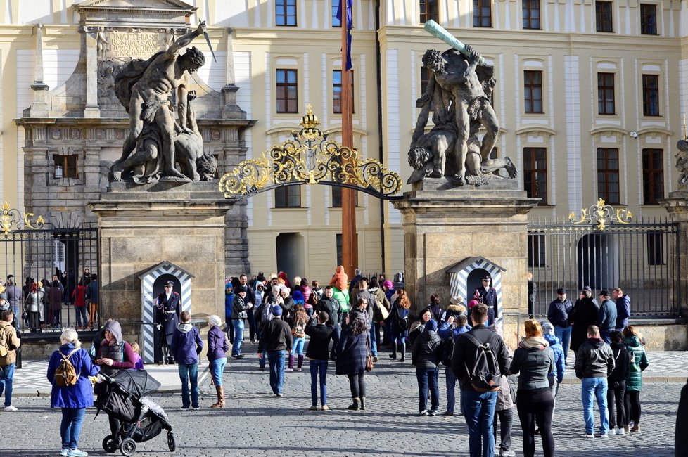 Od srpna 2016 jsou na Pražském hradě zvýšená bezpečnostní opatření.