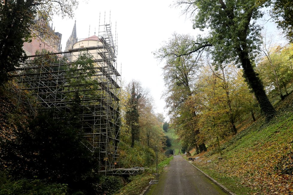 Pražský hrad otevírá do konce léta své jižní zahrady pro veřejnost.