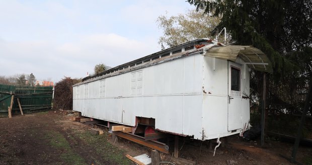 Maringotky měli původně oba bratři Kludští – Karel i Rudi. Oba salonní vozy byly vyrobeny v roce 1926 v Hannoveru. Jenže Rudiho maringotka byla při 2. světové válce ve Vídni zničena požárem.