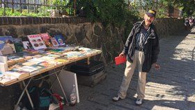 Míra už zase prodává knihy nedaleko metra Hradčanská.