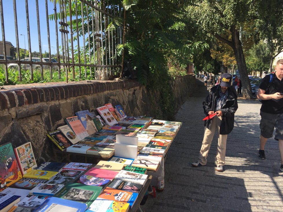 Míra už zase prodává knihy nedaleko metra Hradčanská.