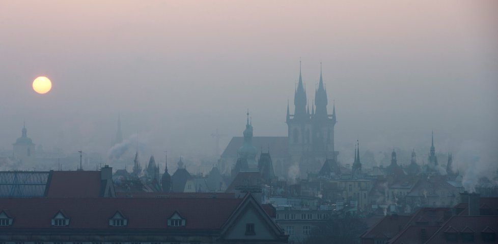Dříve se nad Prahou 9 vznášela oblaka znečištění. Starosta Jarolím je rád, že se to do dnešních dnů změnilo. (ilustrační foto)