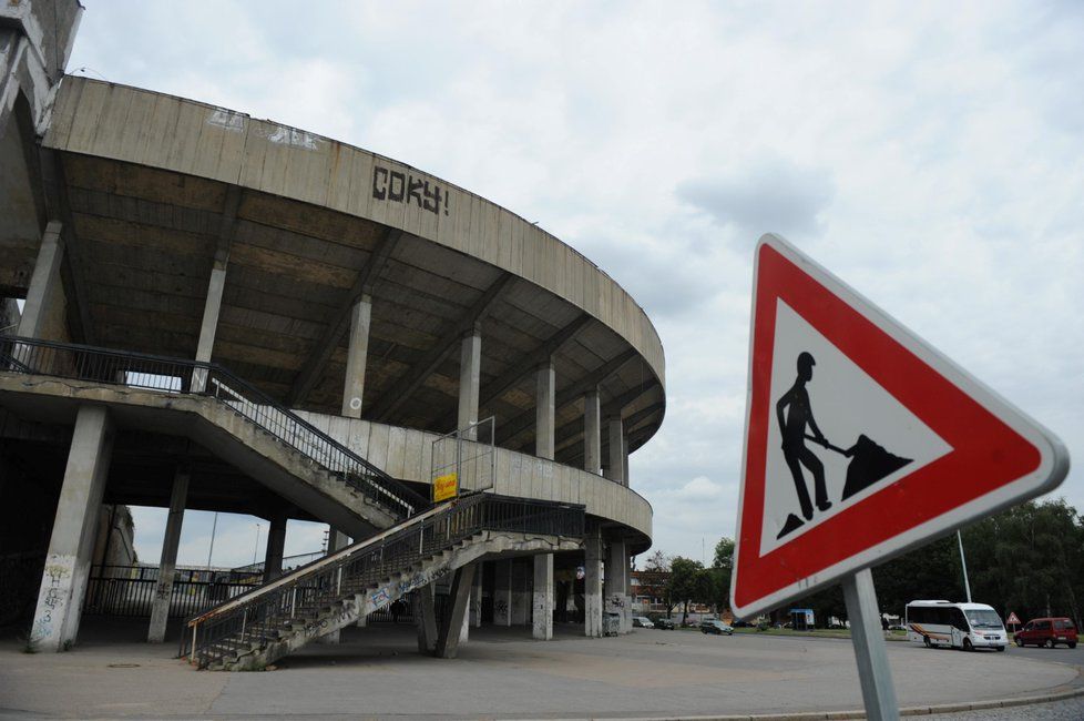 Kolem stadionu Strahov se nachází cenná umělecká díla.