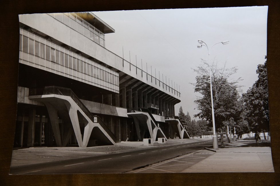 Kolem stadionu Strahov se nachází cenná umělecká díla.