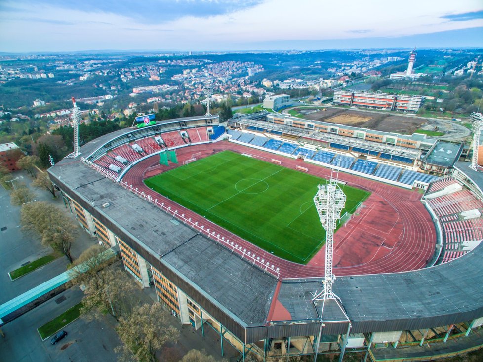 Kolem stadionu Strahov se nachází cenná umělecká díla.