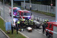 Auto uvěznilo řidiče. Hasiči jej vyprošťovali 40 minut! Havárie zablokovala výjezd ze Strahovského tunelu