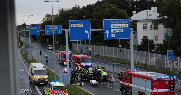 Pražští hasiči a záchranáři pomáhají muži, který zůstal po nehodě zaklíněný v autě. Havárie se stala ve středu večer při výjezdu ze Strahovského tunelu.