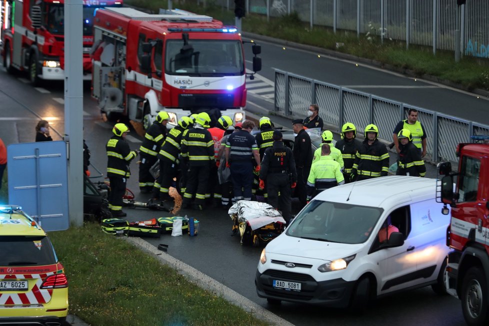 Pražští hasiči a záchranáři pomáhají muži, který zůstal po nehodě zaklíněný v autě. Havárie se stala ve středu večer při výjezdu ze Strahovského tunelu.