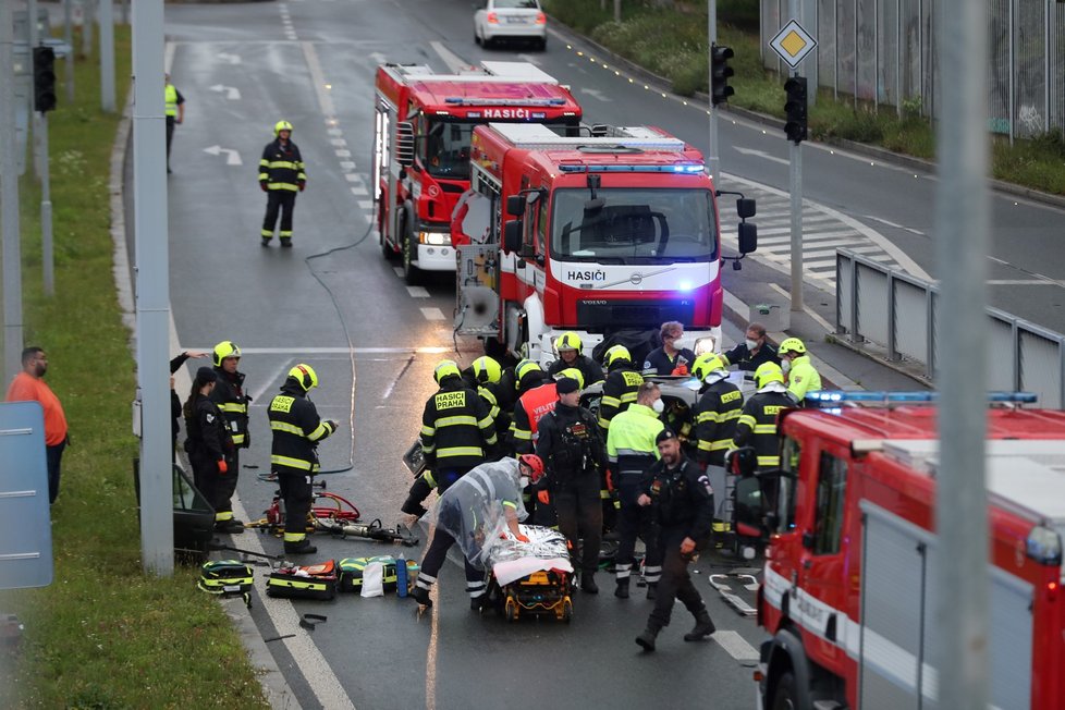 Pražští hasiči a záchranáři pomáhají muži, který zůstal po nehodě zaklíněný v autě. Havárie se stala ve středu večer při výjezdu ze Strahovského tunelu.